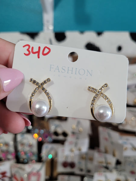 Pearl studs #340