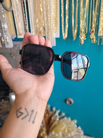 Square no brand sunnies black