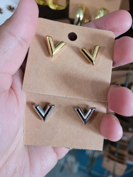 Lou 18k branded studs