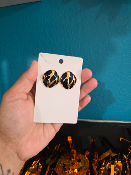 R9und tiger striped 18k plated hollow studs #501