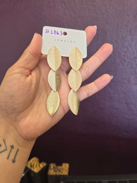Leaf gold hammered alloy drops #2863